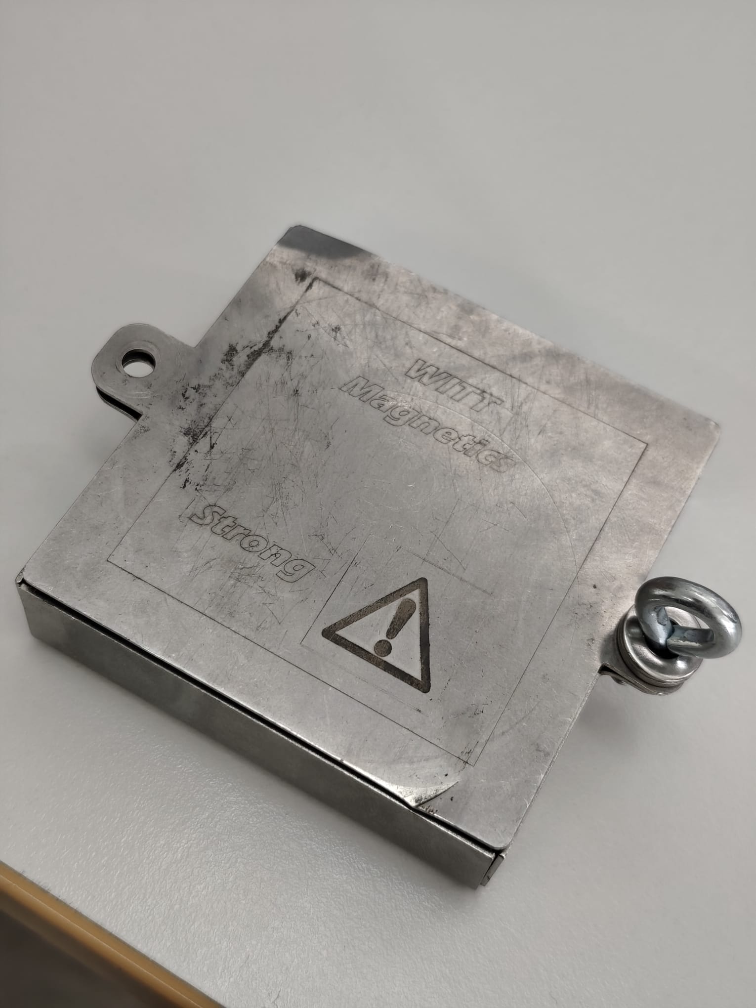 Gebraucht – sehr starker 400-kg-Magnet mit Schutzhülle. Eine Öse fehlt.