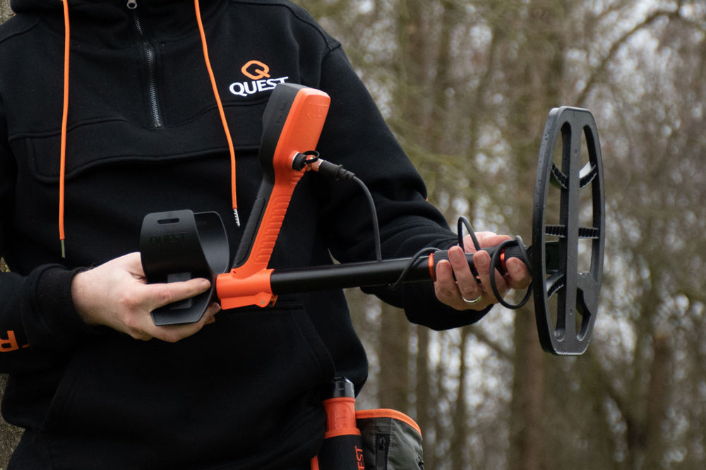 Quest V80 Double Blizzard Metalldetektor + gratis XPointer Max Pinpointer mit Magic Holster