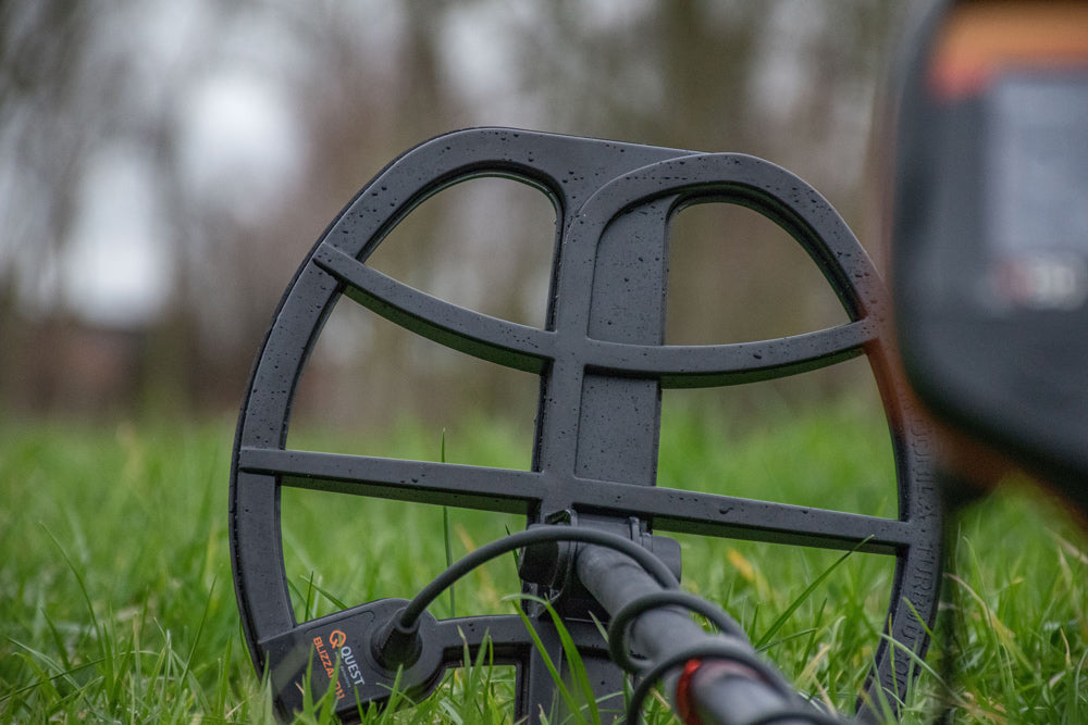 Quest V80 Double Blizzard Metalldetektor + gratis XPointer Max Pinpointer mit Magic Holster