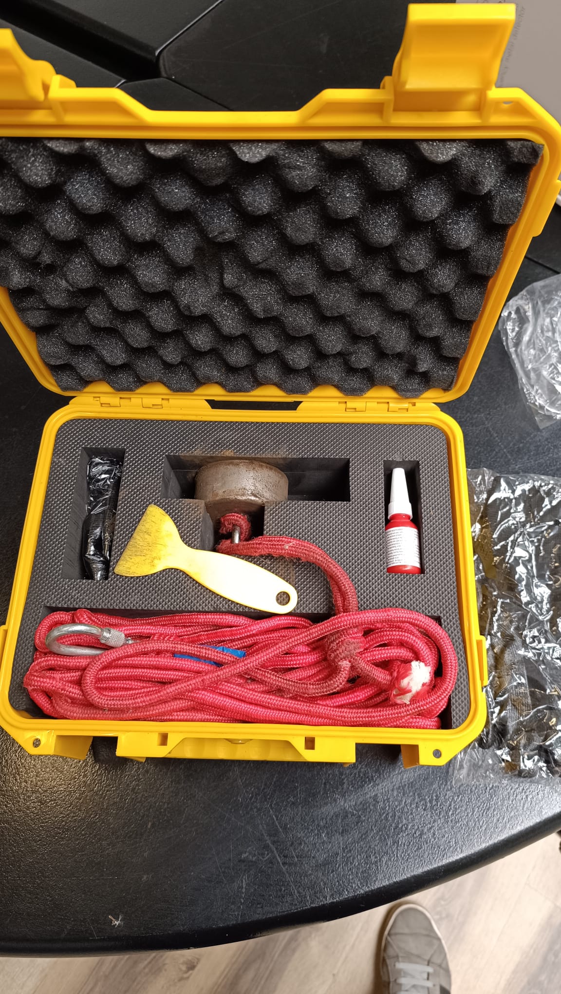 Gebrauchter All-Round-Magnet mit Seil, Koffer und Handschuhen.